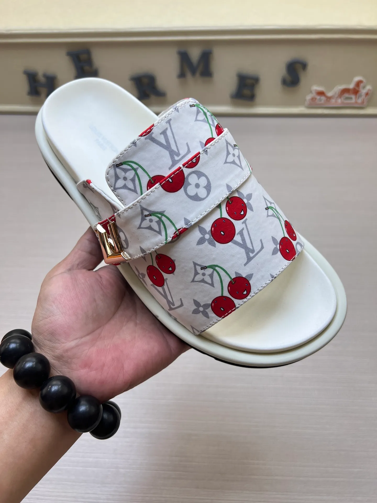 Factory price: 360💰【LOUIS VUITTON】Louis Vuitton, LV printing, men's and women's slippers are on the market, drawer box packaging with cloth bag, card, the upper pattern looks very soft and waxy, super versatile leg slimming artifact. Fabric: imported denim/canvas/old fabric, LV hardware LOGO, official website pattern printing, comfortable to wear, foot pads: high elastic men's shoes💰U water table. Sole: foam sole, heel height: about 5cm. Code number: 35-46, 35, 45, 46 are custom-made and non-returnable. Color: multiple colors and styles available.
